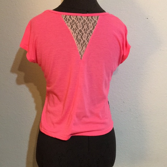 Fun pink shirt w/skulls & cross bones - Picture 2 of 5